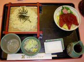 日高カントリークラブ ざるそば（うどん）とミニ鮪漬け丼